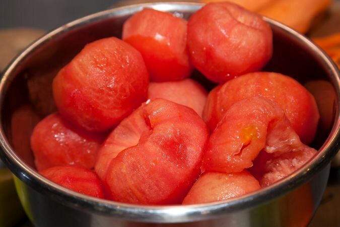 پوست کندن گوجه با آب جوش ؛ بهترین روش برای پوست کندن گوجه فرنگی