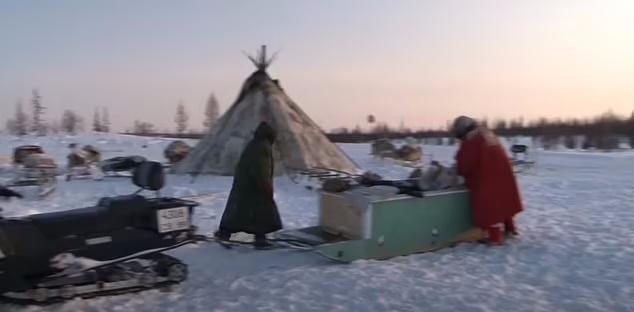 عشایر قطب شمال چطور دندان هایشان را درست می‌کنند + ویدئو 
