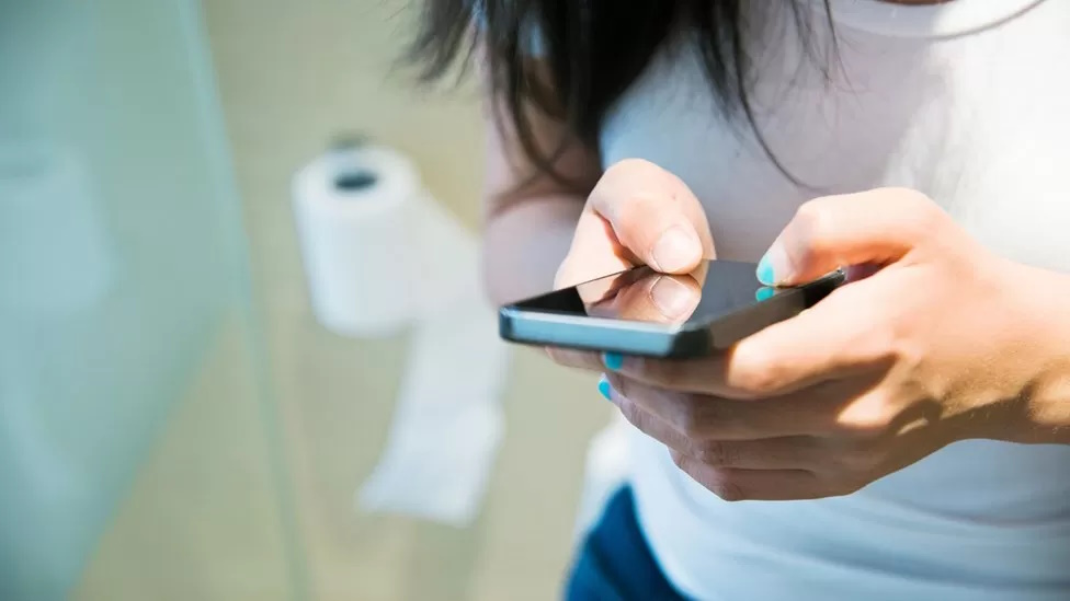 خطرات استفاده از تلفن همراه در توالت و روش های ترک این عادت