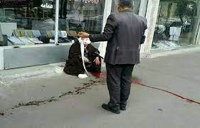 لحظه حمله به یک روحانی با تیغ موکت‌بری در مشهد/ فیلم. یک فرد در مقابل مسجدی در خیابان هاشمیه مشهد به حجت الاسلام سید ابوذر حسینی حمله کرد.
